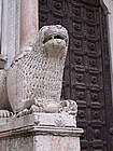 Foto Parma leone all'ingresso del Duomo