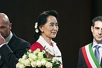 Foto Aung San Suu Kyi a Parma - 2013 Aung_San_Suu_Kyi_034