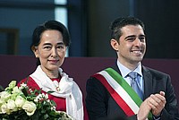 Foto Aung San Suu Kyi a Parma - 2013 Aung_San_Suu_Kyi_045