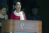 Foto Aung San Suu Kyi a Parma - 2013 Aung_San_Suu_Kyi_107