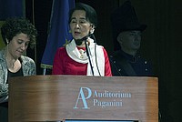 Foto Aung San Suu Kyi a Parma - 2013 Aung_San_Suu_Kyi_114