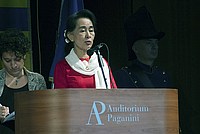 Foto Aung San Suu Kyi a Parma - 2013 Aung_San_Suu_Kyi_118