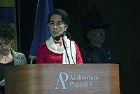 Foto Aung San Suu Kyi a Parma - 2013 Aung_San_Suu_Kyi_120