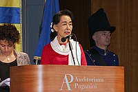 Foto Aung San Suu Kyi a Parma - 2013 Aung_San_Suu_Kyi_121