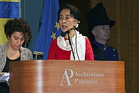 Foto Aung San Suu Kyi a Parma - 2013 Aung_San_Suu_Kyi_122