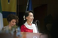 Foto Aung San Suu Kyi a Parma - 2013 Aung_San_Suu_Kyi_125