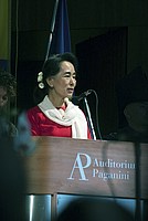 Foto Aung San Suu Kyi a Parma - 2013 Aung_San_Suu_Kyi_128