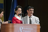 Foto Aung San Suu Kyi a Parma - 2013 Aung_San_Suu_Kyi_133