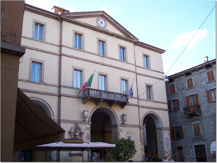 Borgo val di Taro 005 - Palazzo del Comune 132 KB