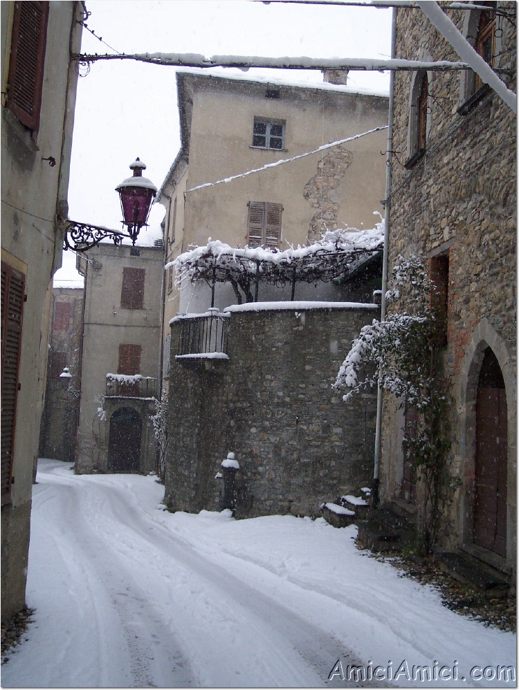 Compiano sotto la neve 2005 02 423 KB