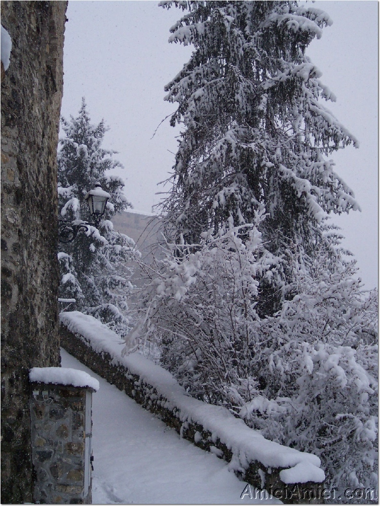 Compiano sotto la neve 2005 10 499 KB